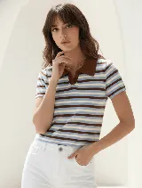 Remera tejida a rayas horizontales en color celeste, blanco y marrón, con cuello polo marrón y mangas cortas.