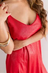 Vestido largo rojo brillante con breteles finos y corte recto.