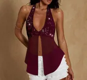 Top borgoña con escote halter, espalda descubierta y lentejuelas en la parte superior. Presenta abertura en el centro y corte asimétrico.