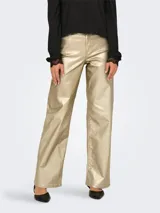 Pantalón dorado de twill con cintura alta y corte de pierna ancha. Cierre de botones y cremallera, con bolsillos delanteros y traseros, y pasadores para cinturón.