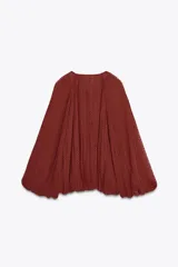 Blusa color ladrillo con textura de lunares, cuello redondo con cordón ajustable con borlas, manga larga abullonada con puños elásticos y ruedo elástico.