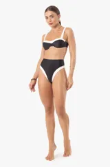 Conjunto de bikini marrón con detalles en blanco. El corpiño es de corte clásico con breteles anchos y la bombacha es de tiro alto con laterales cavados.