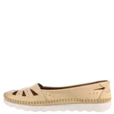 Zapato color beige con diseño ventilado y suela flexible, ideal para uso diario.