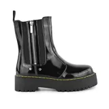 Bota de caña media negra charolada con cierre lateral y elástico en los laterales. Tiene plataforma y suela track con costura amarilla.