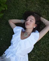 Collar con dije grande de bronce con forma de ostra y cordón de algodón ajustable color gris.