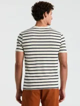 Remera de hombre Original Penguin con diseño de rayas horizontales blancas y azul marino, confeccionada en tejido de punto jersey de algodón orgánico. Presenta cuello redondo acanalado y logo bordado en el pecho.