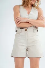 Short de cuero color beige, de tiro alto y corte ajustado.