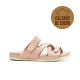Sandalias bajas de cuero color beige con detalles plateados. Presentan dos tiras con ajuste de velcro sobre el empeine y una tira cruzada sobre los dedos.