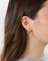 Aros argolla bañados en oro con dije de corazón.