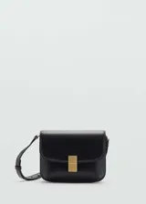 Bolso bandolera de cuero sintético color negro, con forma rectangular y cierre con broche metálico dorado.