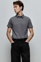 Remera polo gris de piqué liviano de mezcla de algodón, manga corta, cuello clásico y tapeta de botones. Corte ajustado. Confeccionada con tejido funcional COOLMAX®, una fibra exclusiva de poliéster de secado rápido que elimina la humedad y regula la temperatura corporal.