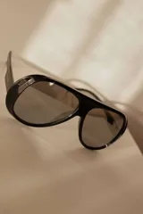 Lentes de sol con marco de policarbonato translúcido en color ámbar y diseño tipo aviador. Cuentan con cristales con protección UV400 y efecto degradado en tonos naranja y azul.