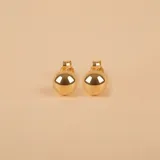 Par de aros dorados con forma de esfera.