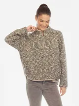 Sweater tejido de color gris, con corte holgado y cierre parcial en el cuello.