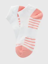 Calcetín deportivo corto, tipo soquete, color blanco con detalles y franjas en rosado pálido. Presenta tejido de malla transpirable en el empeine y refuerzos rosados en talón y puntera.