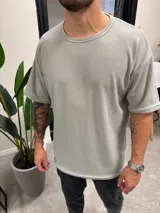 Remera gris claro de punto con cuello redondo y corte oversize.