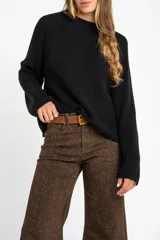 Sweater de tejido de punto acanalado, color azul vibrante, con cuello redondo y mangas largas.