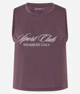 Musculosa deportiva color borgoña/ciruela, corte machão cropped, con cuello redondo y estampado frontal en blanco con tipografía cursiva que dice "Sport Club Members Only".