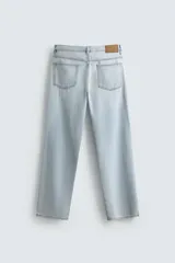 Pantalón de jean azul de corte recto, con cinco bolsillos, efecto lavado y cierre frontal con botonadura.
