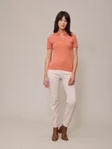Remera polo color salmón con cuello clásico, tapeta con botones y logo bordado en el pecho. Confeccionada en algodón y elastano.