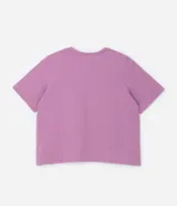 Remera manga corta color lila con cuello redondo y apliques de strass de colores en la parte delantera.