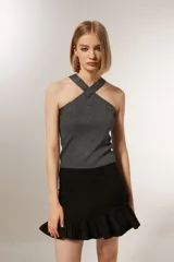 Top cropped gris metalizado de poliéster, al cuerpo, con cuello halter y apliques de studs.