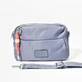 Bandolera celeste de tela con correa larga regulable.