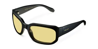 Lentes de sol negros con forma rectangular envolvente y lentes amarillas.