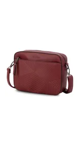 Bandolera color beige con diseño geométrico en el frente, cierre superior y correa larga regulable.