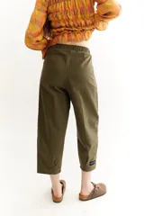 Pantalón capri color lila de gabardina de algodón.