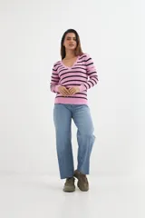 Sweater de punto negro con rayas horizontales blancas y escote en V.