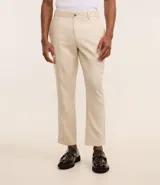 Conjunto de saco y pantalón color beige, confeccionado en lino y viscosa. El saco es de corte clásico con solapas y cierre de dos botones. El pantalón es de corte relajado con cintura con trabillas y bolsillos laterales.