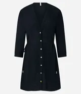 Salida de playa tipo bata color blanco, con textura maquinetada, cuello V, mangas 3/4 con detalle de botón, cierre por botones y reguladores laterales con cordón.