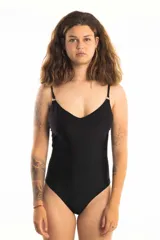 Malla enteriza negra con breteles finos y escote en V.