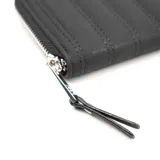 Billetera negra de símil cuero con cierre y herrajes plateados.