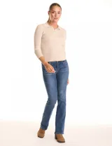 Buzo de punto acanalado color beige, con cuello polo y cierre de botones en el escote. Manga tres cuartos.