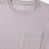 Remera violeta de manga corta con bolsillo en el pecho.