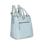Mochila color beige con doble asa de mano y tiras ajustables para la espalda. Tiene un bolsillo frontal con cierre y un bolsillo lateral abierto.