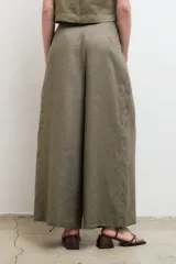Pantalón de lino color verde militar, con corte amplio y cintura alta.