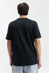 Remera negra de manga corta con estampado de palmeras y puesta de sol.