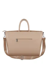 Cartera Las Oreiro color marrón, con doble asa superior y correa de hombro ajustable y extraíble. Incluye un llavero decorativo de cuerda trenzada.