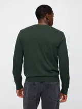 Buzo de algodón gris con escote en V y logo de Gap bordado en el pecho.