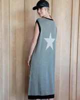Vestido largo gris de punto, sin mangas, con cuello redondo y una estrella blanca estampada en la espalda.