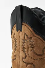 Bota tejana de caña media, color negro con detalles bordados en marrón.