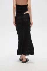 Falda larga negra de broderie y poliamida, corte recto.