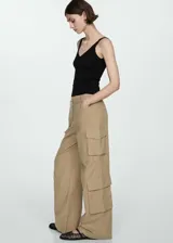 Musculosa negra de punto fino con tirantes finos y escote en V.