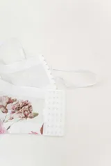 Top tipo corset con estampa floral, confeccionado en tul elástico con estructura interna y copas armadas. Breteles regulables y cierre con triple hilera de broches en espalda.