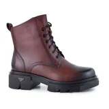 Bota de cuero color marrón con cordones negros, suela de goma negra con plataforma y detalle de logo metálico en el lateral.