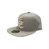 Gorro gris de visera plana con logo de Hellstar bordado en el frente.