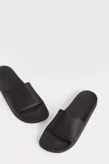 Ojotas color beige con tira ancha con el logo de la marca en relieve.